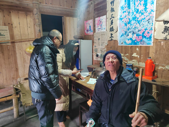 上門服務低保戶 暖心惠民落實處.jpg